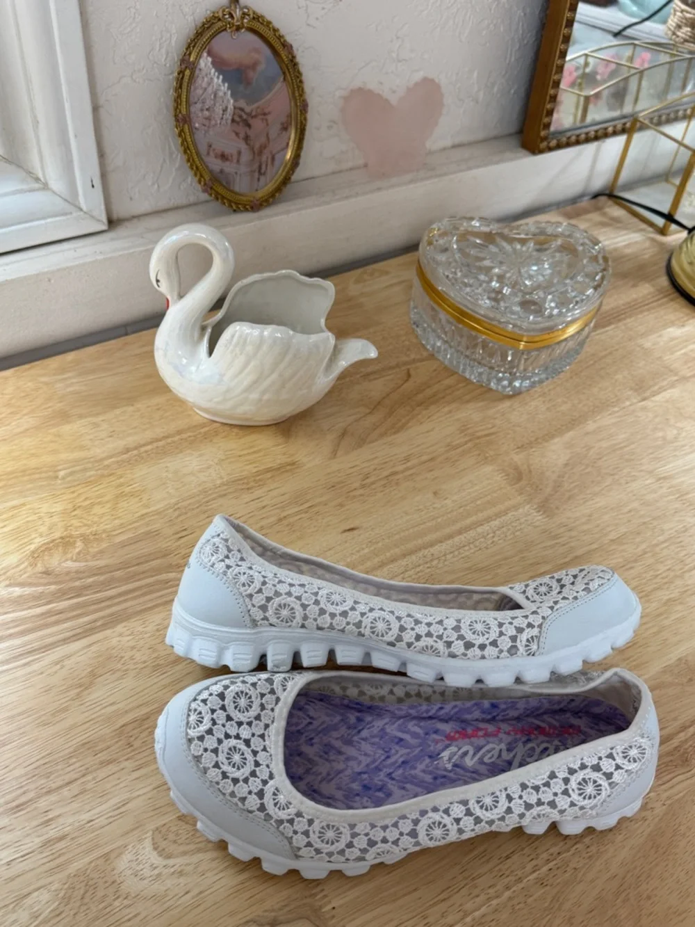 Whimsical Fairy Skechers White Leather Crochet Slip-On Comfort Flats Size 7